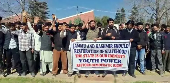 Jammu: युवा राजपूत सभा ने निकाली रैली, राज्य का दर्जा मांगा Jammu: युवा राजपूत सभा ने निकाली रैली, राज्य का दर्जा मांगा