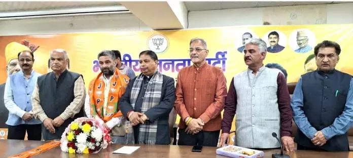 Jammu: फारूक गंदेरबली 20 साल बाद फिर भाजपा में शामिल Jammu: फारूक गंदेरबली 20 साल बाद फिर भाजपा में शामिल