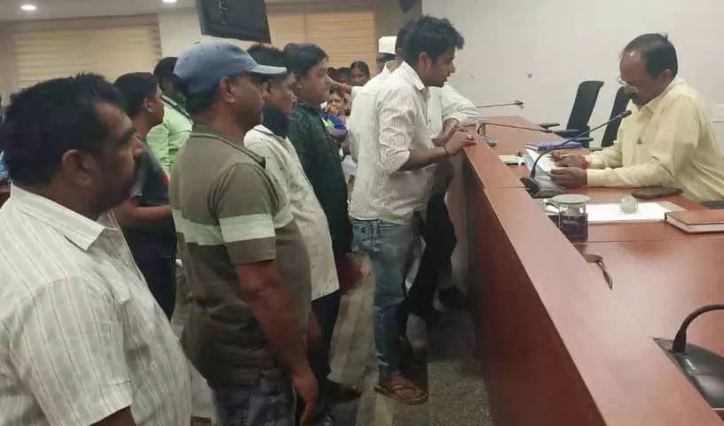 Prajavani की शिकायतें अनसुलझी बनी हुई, कोठागुडेम कस्बे के रामावरम निवासी इस बात से दुखी Prajavani की शिकायतें अनसुलझी बनी हुई, कोठागुडेम कस्बे के रामावरम निवासी इस बात से दुखी