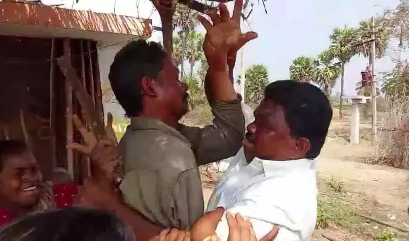 कांग्रेस नेता और समर्थकों ने येल्लांडु में 2BHK लाभार्थियों पर हमला किया कांग्रेस नेता और समर्थकों ने येल्लांडु में 2BHK लाभार्थियों पर हमला किया