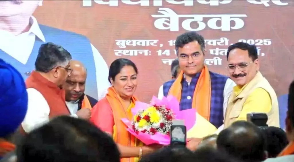 दिल्ली की नई मुख्यमंत्री रेखा गुप्ता को केंद्रीय मंत्री गजेंद्र शेखावत ने दी बधाई दिल्ली की नई मुख्यमंत्री रेखा गुप्ता को केंद्रीय मंत्री गजेंद्र शेखावत ने दी बधाई
