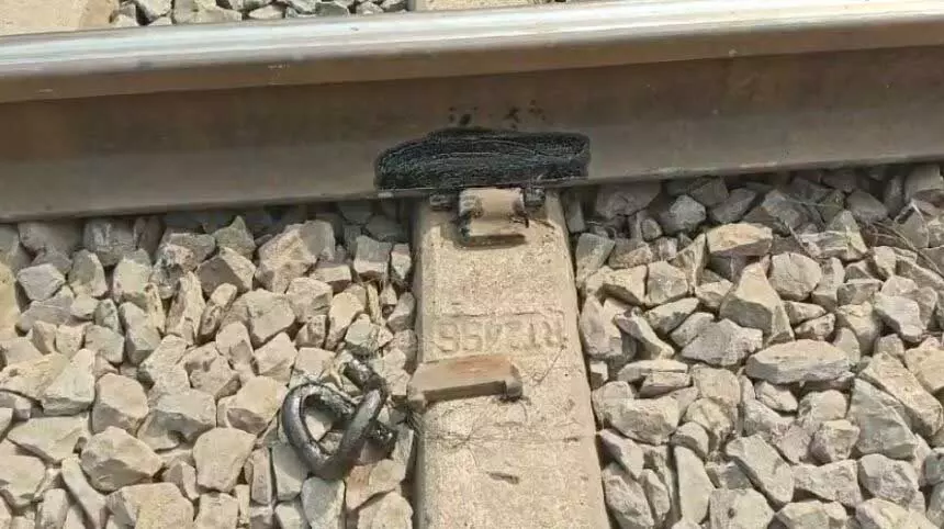 CG: डेढ़ घंटे तक तीसरी रेलवे लाइन रही बंद CG: डेढ़ घंटे तक तीसरी रेलवे लाइन रही बंद