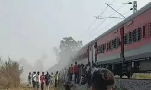 UP News: ट्रेन में लगी आग,  दहशत में यात्री