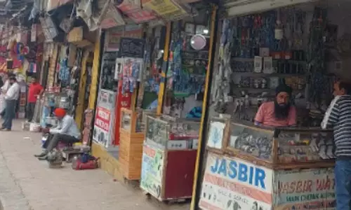 कुपवाड़ा के घड़ी बाज़ार में अनिश्चितता का दौर