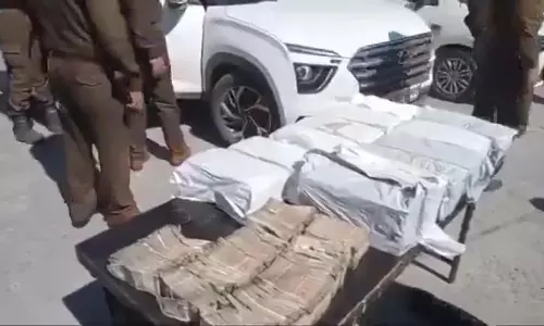 जम्मू-कश्मीर के कठुआ में भारी मात्रा में नकदी के साथ दो लोग गिरफ्तार जम्मू-कश्मीर के कठुआ में भारी मात्रा में नकदी के साथ दो लोग गिरफ्तार