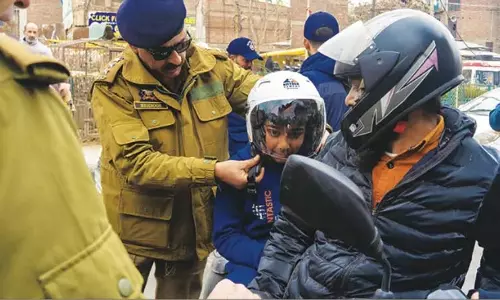 खैबर सीमेंट, यातायात विभाग ने सड़क सुरक्षा को बढ़ावा देने के लिए हेलमेट वितरण अभियान शुरू किया