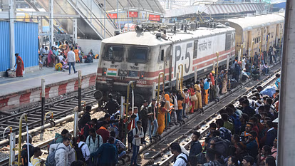 Varanasi: वाराणसी कैंट स्टेशन बना नो व्हीकल जोन Varanasi: वाराणसी कैंट स्टेशन बना नो व्हीकल जोन
