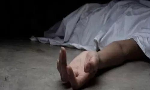 Telangana: हाईकोर्ट में बहस करते समय वकील की गिरकर मौत Telangana: हाईकोर्ट में बहस करते समय वकील की गिरकर मौत
