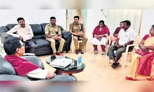 Tamil Nadu: एनसीएससी प्रमुख ने दलित लड़की से मुलाकात की, जिसे ओबीसी छात्र के सामने झुकने को कहा गया