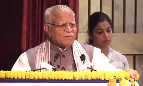 खट्टर ने ओखला में पहले वर्टिकल बाई-फेसियल सौर संयंत्र का उद्घाटन किया