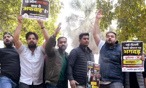 Delhi:  रेलवे स्टेशन पर मची भगदड़ के विरोध में युवा कांग्रेस का प्रदर्शन