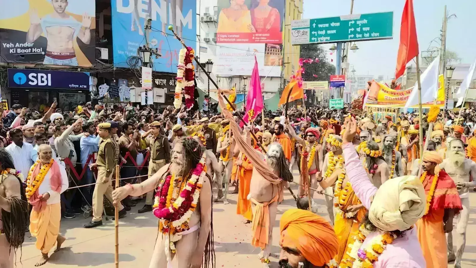 Varanasi: काशी में भगवामय हुई सड़कों पर नागा साधुओं का शक्ति प्रदर्शन Varanasi: काशी में भगवामय हुई सड़कों पर नागा साधुओं का शक्ति प्रदर्शन