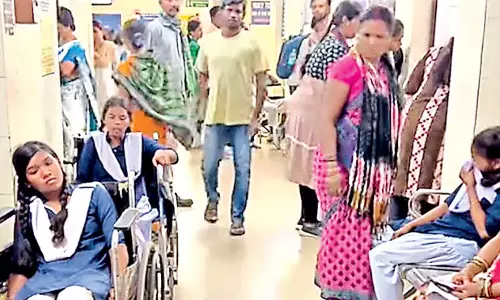 Odisha: रिवालकोना हाई स्कूल की चार छात्राएं बीमार पड़ गई Odisha: रिवालकोना हाई स्कूल की चार छात्राएं बीमार पड़ गई