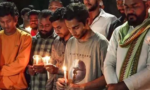 केआईआईटी में नेपाली छात्र की मौत पर छात्रों ने कैंडल मार्च निकाला