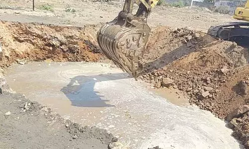 बथुकम्मा कुंटा पुनरुद्धार के दौरान HYDRAA को चार फीट की गहराई पर पानी मिला