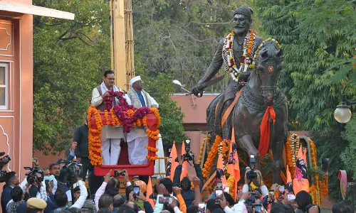 Jaipur: राज्यपाल बागडे और मुख्यमंत्री शर्मा ने किया शिवाजी शोभायात्रा का अभिनंदन