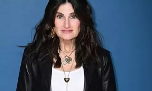 Idina Menzel ने स्टीवन स्पीलबर्ग के साथ अपनी वायरल तस्वीर के पीछे की कहानी बताई