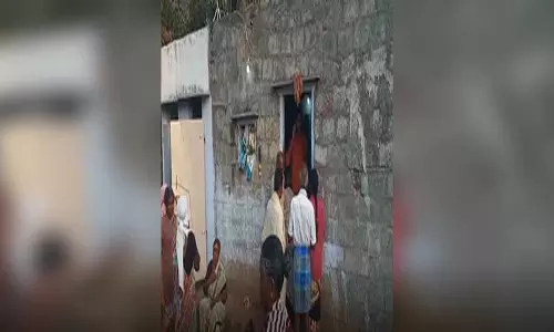 मां और उसके तीन बच्चों पर कुल्हाड़ी से हमला, 2 की मौत, जांच में जुटी पुलिस मां और उसके तीन बच्चों पर कुल्हाड़ी से हमला, 2 की मौत, जांच में जुटी पुलिस