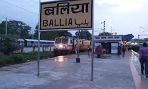 Ballia: बलिया रेलवे स्टेशन पर भारी भीड़, लात-घूंसे तक पहुंचे यात्री