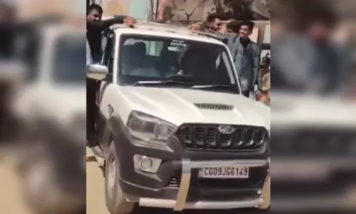 छात्रों ने की खतरनाक स्टंटबाजी, मूकदर्शक बने रहे जिम्मेदार छात्रों ने की खतरनाक स्टंटबाजी, मूकदर्शक बने रहे जिम्मेदार