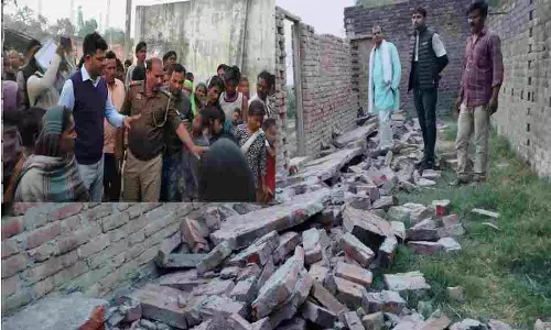 Sultanpur: गोसाईंगंज क्षेत्र में दीवार गिरने से तीन मासूम बच्चों की मौत Sultanpur: गोसाईंगंज क्षेत्र में दीवार गिरने से तीन मासूम बच्चों की मौत