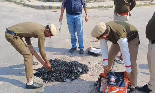 Gurugram police ने यातायात प्रवाह सुधारने के लिए गड्ढे भरे Gurugram police ने यातायात प्रवाह सुधारने के लिए गड्ढे भरे