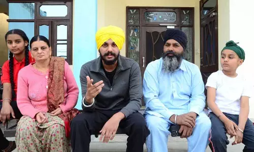 Punjab: माता-पिता ने युवक को ब्रिटेन में पढ़ने की सलाह दी Punjab: माता-पिता ने युवक को ब्रिटेन में पढ़ने की सलाह दी