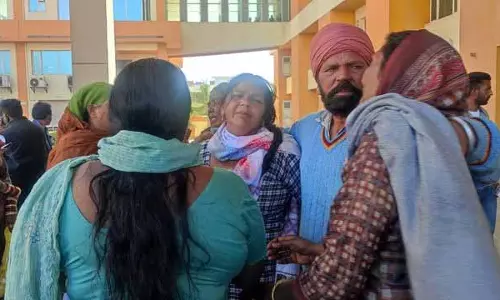 SDM की कार ने बाइक को टक्कर मारी, परिवार के तीन लोगों की मौत, अधिकारी घायल