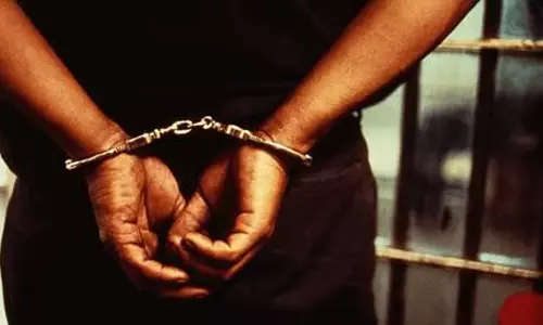 गोली लगने से चार वर्षीय बच्चे की मौत : चिकन फार्म मालिक और नाबालिग गिरफ्तार