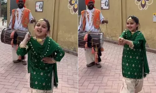 छोटी बच्ची ने किया जोरदार डांस, VIDEO ने हिलाया पूरा इंटरनेट छोटी बच्ची ने किया जोरदार डांस, VIDEO ने हिलाया पूरा इंटरनेट