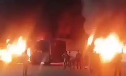 कुशाईगुडा डिपो में आग लगने से दो TGSRTC बसें जलकर खाक हो गईं कुशाईगुडा डिपो में आग लगने से दो TGSRTC बसें जलकर खाक हो गईं