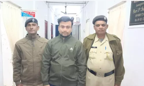 Tripura: पुलिस ने सीमा पार मानव तस्करी नेटवर्क को ध्वस्त किया, बांग्लादेशी नागरिक गिरफ्तार Tripura: पुलिस ने सीमा पार मानव तस्करी नेटवर्क को ध्वस्त किया, बांग्लादेशी नागरिक गिरफ्तार