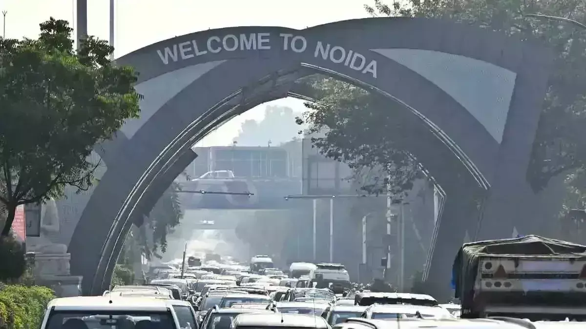Noida: ट्रैफिक पुलिस ने तीन मार्गों पर लेन बदलने को लेकर नया नियम जारी किया Noida: ट्रैफिक पुलिस ने तीन मार्गों पर लेन बदलने को लेकर नया नियम जारी किया