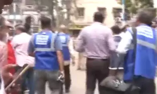 नाबालिग लड़की समेत तीन के शव मिले, कटी हुई थी हाथ की कलाई, पुलिस जांच में जुटी नाबालिग लड़की समेत तीन के शव मिले, कटी हुई थी हाथ की कलाई, पुलिस जांच में जुटी