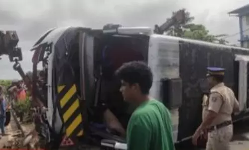 पर्यटक बस पलटने से दो की मौत: कई लोग घायल हुए