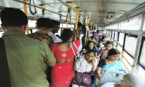 STA ने नेताजी बस टर्मिनल में महिलाओं को प्रथम यात्री के रूप में बैठाने के लिए निरीक्षण किया STA ने नेताजी बस टर्मिनल में महिलाओं को प्रथम यात्री के रूप में बैठाने के लिए निरीक्षण किया