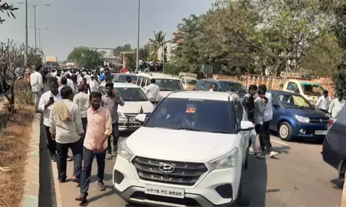 Guntur: वाईएसआरसीपी नेताओं की मनमर्जी से पार्किंग