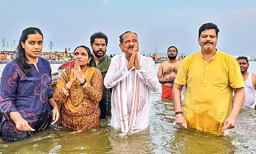 Andhra: वेंकैया नायडू और उनकी पत्नी ने कुंभ मेले में पवित्र स्नान किया Andhra: वेंकैया नायडू और उनकी पत्नी ने कुंभ मेले में पवित्र स्नान किया
