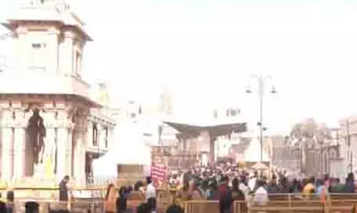 रामलला के दर्शन के लिए Ayodhya में उमड़े श्रद्धालु रामलला के दर्शन के लिए Ayodhya में उमड़े श्रद्धालु