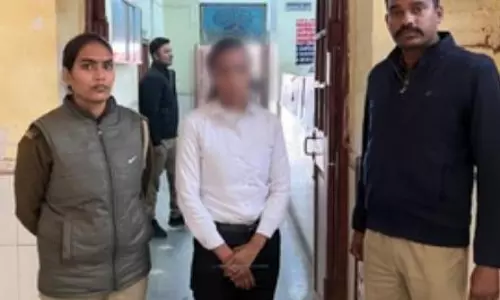 Lucknow: चारबाग रेलवे स्टेशन से पकड़ी गई फर्जी टीटीई Lucknow: चारबाग रेलवे स्टेशन से पकड़ी गई फर्जी टीटीई