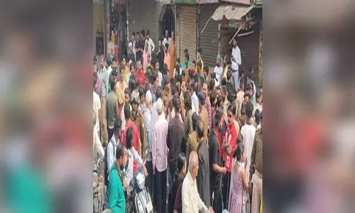 हिस्ट्रीशीटर को बीच सड़क पर गोलियों से किया छलनी, विरोध में सड़क पर उतरे लोग हिस्ट्रीशीटर को बीच सड़क पर गोलियों से किया छलनी, विरोध में सड़क पर उतरे लोग