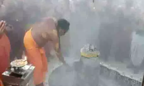 Ujjain: महाकाल मंदिर में की गई विशेष भस्म आरती Ujjain: महाकाल मंदिर में की गई विशेष भस्म आरती