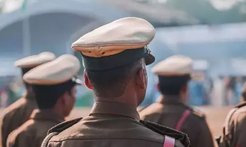 Meerut: पुलिस लाइन में पुलिसकर्मियों के साथ परीक्षा की तैयारियों को लेकर बैठक की Meerut: पुलिस लाइन में पुलिसकर्मियों के साथ परीक्षा की तैयारियों को लेकर बैठक की