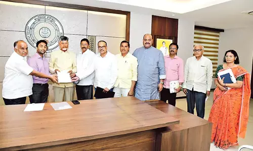 Andhra: महासंघ के प्रतिनिधियों ने मुख्यमंत्री से उनके उंडावल्ली आवास पर मुलाकात की Andhra: महासंघ के प्रतिनिधियों ने मुख्यमंत्री से उनके उंडावल्ली आवास पर मुलाकात की
