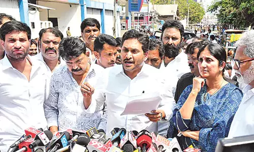 YS Jagan : अन्याय करने वाले अफसरों को नंगा करके खड़ा करेंगे YS Jagan : अन्याय करने वाले अफसरों को नंगा करके खड़ा करेंगे