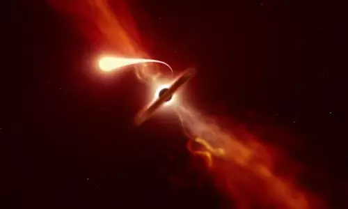 Science: हमारी आकाशगंगा का विशालकाय ब्लैक होल रहस्यमयी ज्वालाएं उगल रहा