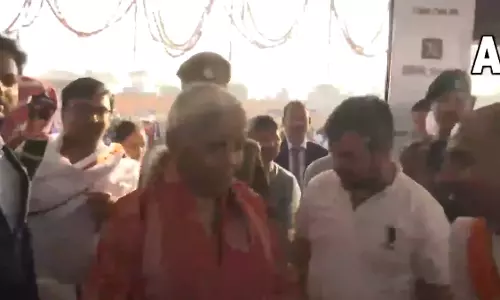 केंद्रीय मंत्री निर्मला सीतारमण ने महाकुंभ का दौरा किया, VIDEO