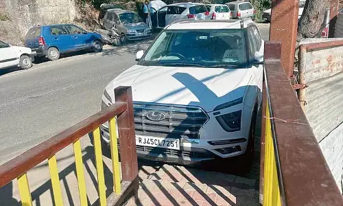 Shimla में पैदल पथ पर खड़े वाहन