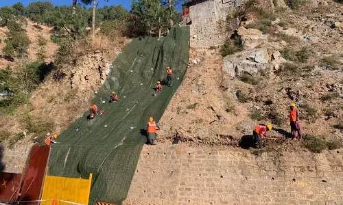 Solan राजमार्ग पर यात्रियों की सुरक्षा बढ़ाने के लिए ढलान संरक्षण कार्य जारी Solan राजमार्ग पर यात्रियों की सुरक्षा बढ़ाने के लिए ढलान संरक्षण कार्य जारी