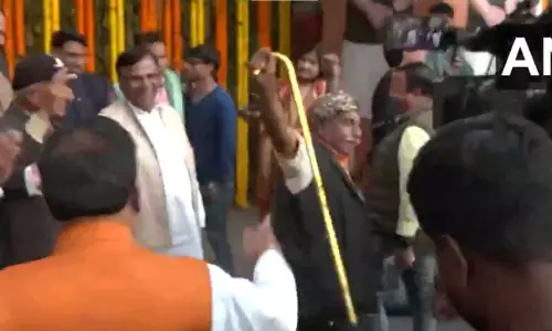 BIG BREAKING: सीएम के नाम की घोषणा से पहले BJP मुख्यालय के बाहर जश्न का माहौल